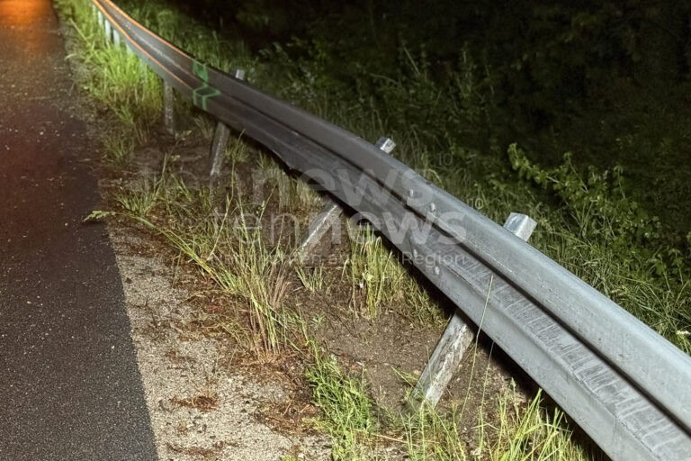 KÖNIGSMOOS - 🚛 Unfallflucht am Freitag (07.11.2025)! Sattelzug rammt Leitplanke und flüchtet - 3.000 Euro Schaden! 🚔