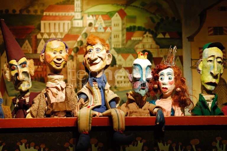 SCHROBENHAUSEN - 🎭 Kasperltheater mit Kultstatus am Dienstag und Mittwoch (18./19.11.2025)! Doctor Döblingers geschmackvolles Theater im Pfarrsaal! 🎪