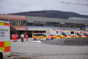 TREUCHTLINGEN - 💥 Großeinsatz an Schule in Treuchtlingen am Donnerstag (27.11.2025). Böller in Toilette gezündet, mehrere Schüler verletzt! 🚑