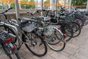 PFAFFENHOFEN AN DER ILM - 🚲 Diebstahl am Bahnhof am Samstag (15.11.2025)! Drei Brüder (12-15) klauen Fahrradreifen - Polizei schnappt Täter! 🚔