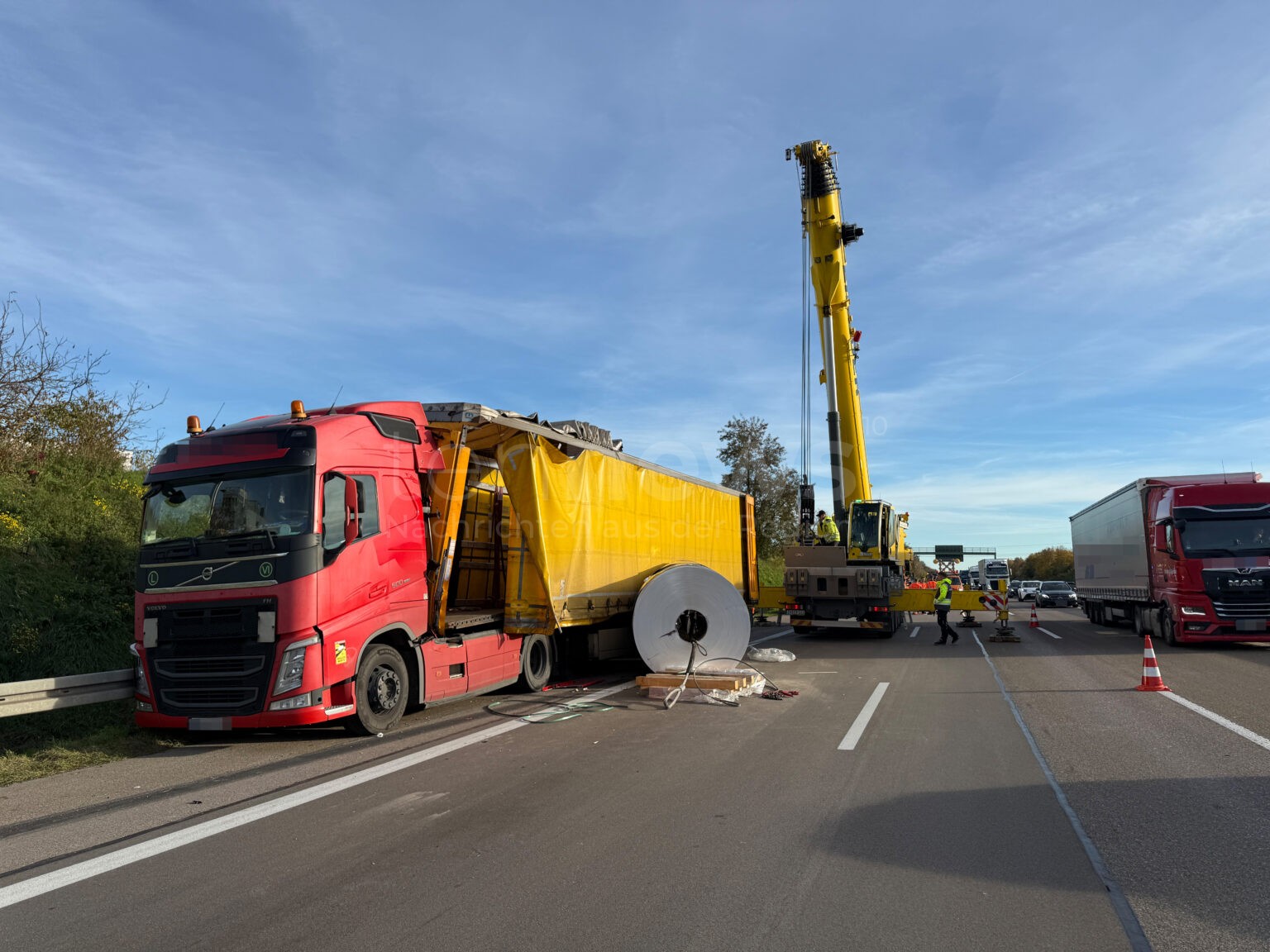 INGOLSTADT - 🚛 Lastwagenfahrer rammt am Dienstag (04.11.2025) gegen 13:10 Uhr Sattelzug auf A9! 11-Tonnen-Stahlrolle rollt auf Fahrbahn! ⚠️