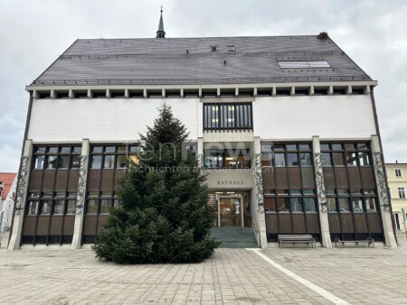 SCHROBENHAUSEN - 🎄 Weihnachtsbeleuchtung startet am Montag (17.11.2025)! Perger Platz am Mittwoch (19.11.2025) wegen Baum-Aufstellung gesperrt! ✨