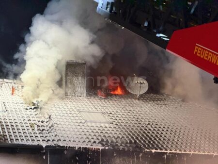 💥GEISENFELD - Nach einer Explosion steht am Sonntag (09.11.2025) ein Wohnhaus in Vollbrand. Eine Person wird vermisst 🚨