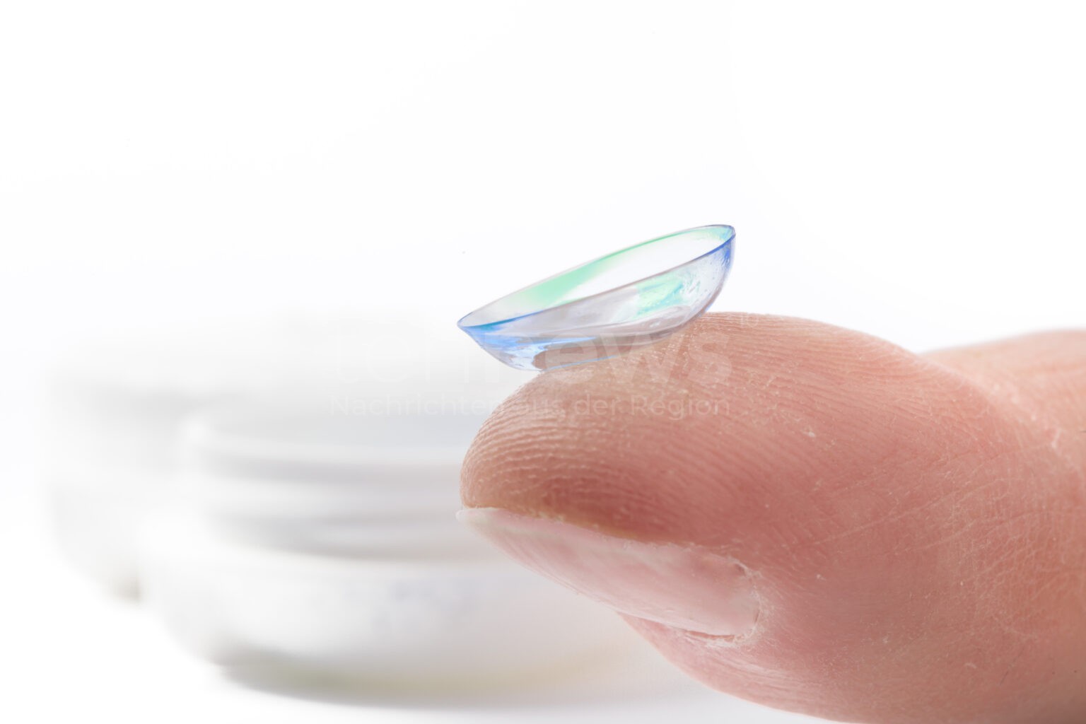 👁️ R+V warnt: Kontaktlinsen bei Erkältung können zu schweren Hornhautentzündungen führen! Besser zur Brille greifen! 🤧