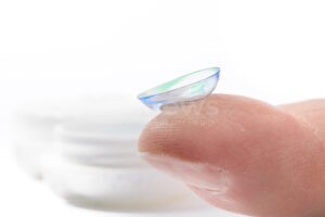 👁️ R+V warnt: Kontaktlinsen bei Erkältung können zu schweren Hornhautentzündungen führen! Besser zur Brille greifen! 🤧