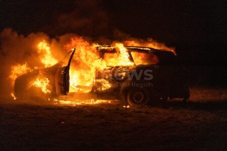 🔥 NEUSÄß-HAMMEL – Explosion am Straßenrand: Am Dienstag (04.11.2025) brennt ein Auto komplett aus. Schaden 25.000 Euro, Ursache vermutlich technischer Defekt. 🚒