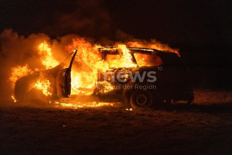 🔥 NEUSÄß-HAMMEL – Explosion am Straßenrand: Am Dienstag (04.11.2025) brennt ein Auto komplett aus. Schaden 25.000 Euro, Ursache vermutlich technischer Defekt. 🚒