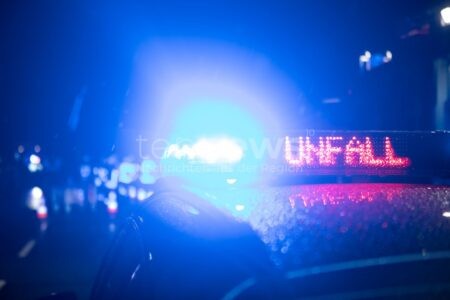 WAIDHOFEN - 😴 Sekundenschlaf führt zu kuriosem Unfall am Mittwoch (12.11.2025)! Waidhofener (28) überfährt kompletten Kreisverkehr mit Opel! 🚗