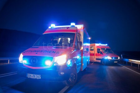 🚗 A9 BEI DENKENDORF – BMW kracht auf Sattelzug auf der A9 am Dienstag (11.11.2025): Fahrer leicht verletzt, 25.000 Euro Schaden, Feuerwehr im Einsatz. 🚔