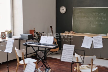 SCHROBENHAUSEN - 🎵 Adventskonzert am Dienstag (02.12.2025) um 18:00 Uhr! Junge Talente der Musikschule - freier Eintritt für alle! 🎄