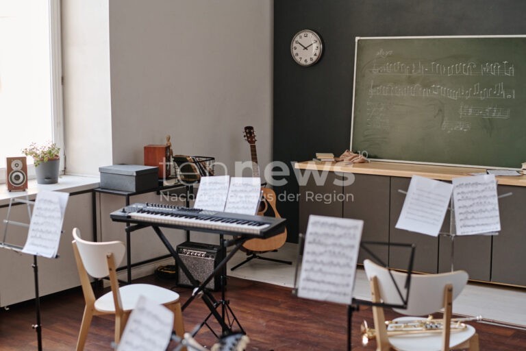 SCHROBENHAUSEN - 🎵 Adventskonzert am Dienstag (02.12.2025) um 18:00 Uhr! Junge Talente der Musikschule - freier Eintritt für alle! 🎄