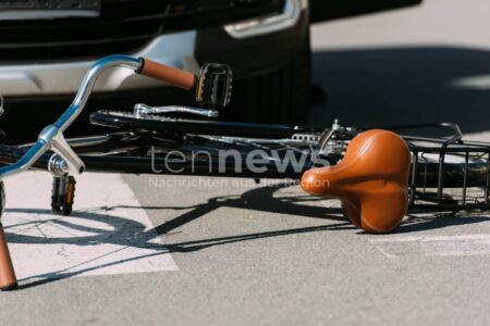 HENGERSBERG - 💔 Tragischer Unfall am Donnerstag (13.11.2025)! Radfahrer (71) stirbt nach Kollision mit Lastwagen in der Mimminger Straße! 🚴