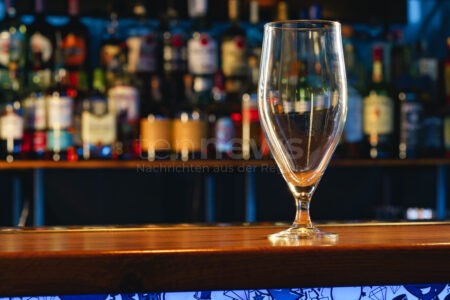 🍺 INGOLSTADT – Alkoholisierter 50-Jähriger pöbelt am Dienstag (18.11.2025) Gäste in Bar an, bleibt uneinsichtig und landet im Gewahrsam. 🚔