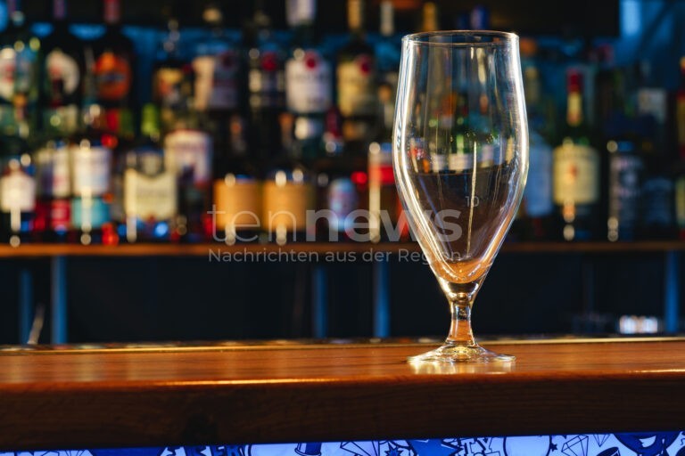 🍺 INGOLSTADT – Alkoholisierter 50-Jähriger pöbelt am Dienstag (18.11.2025) Gäste in Bar an, bleibt uneinsichtig und landet im Gewahrsam. 🚔