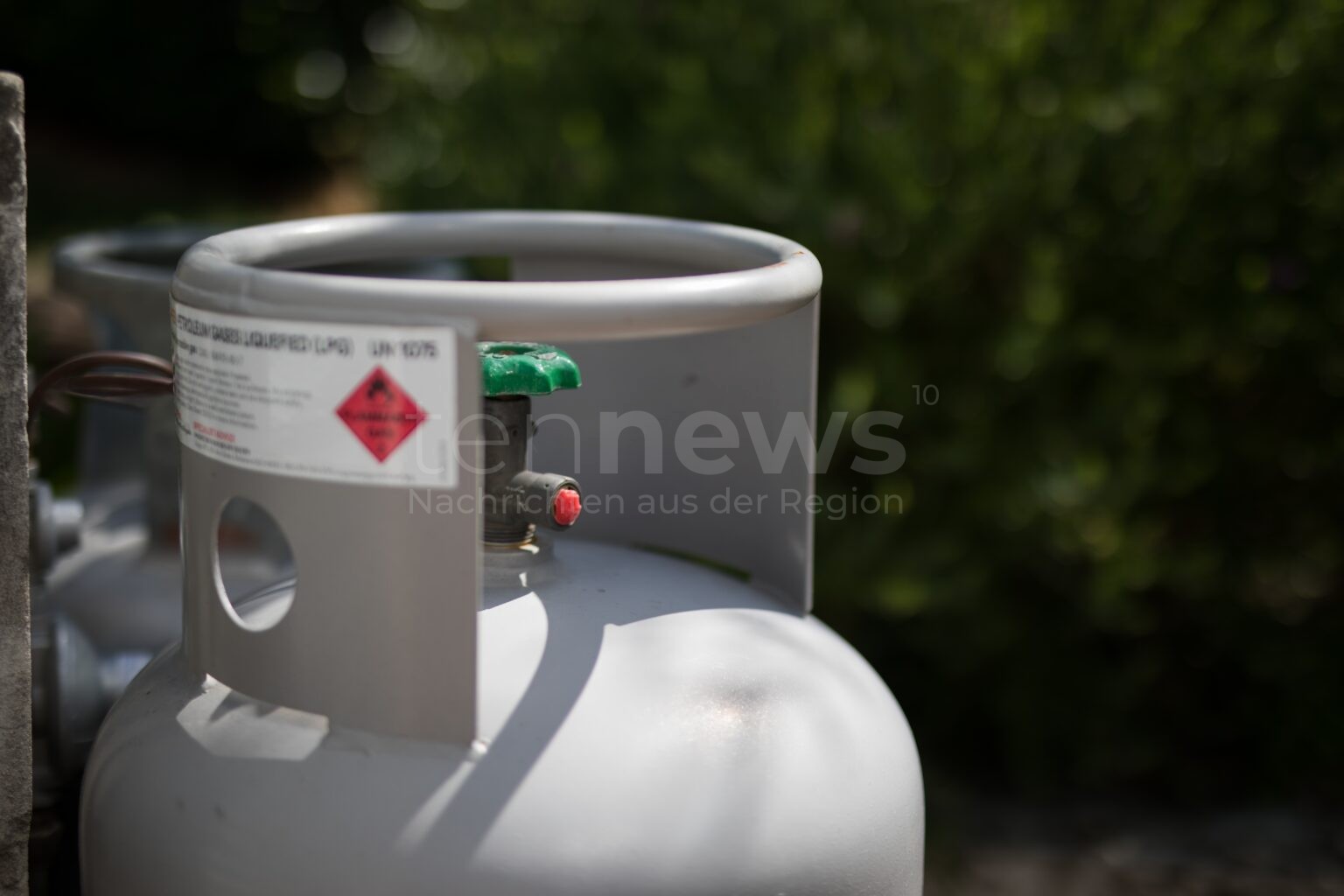 Dreiste Diebe auf Parkplatz: Zwei Gasflaschen von Pritschenfahrzeugen gestohlen - tennews PFAFFENHOFEN AN DER ILM - ⛽ Diebstahl über das Wochenende (21. bis 24.11.2025)! Unbekannte stehlen zwei Gasflaschen von Pritschenfahrzeugen - 200 Euro Schaden! 🚛