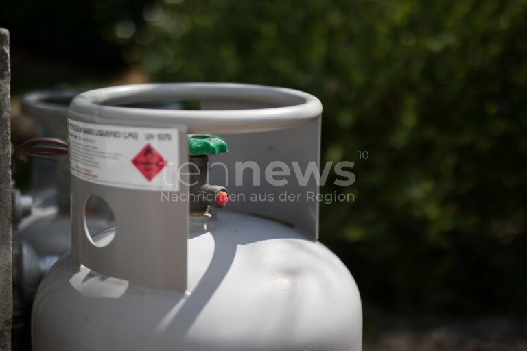 PFAFFENHOFEN AN DER ILM - ⛽ Diebstahl über das Wochenende (21. bis 24.11.2025)! Unbekannte stehlen zwei Gasflaschen von Pritschenfahrzeugen - 200 Euro Schaden! 🚛