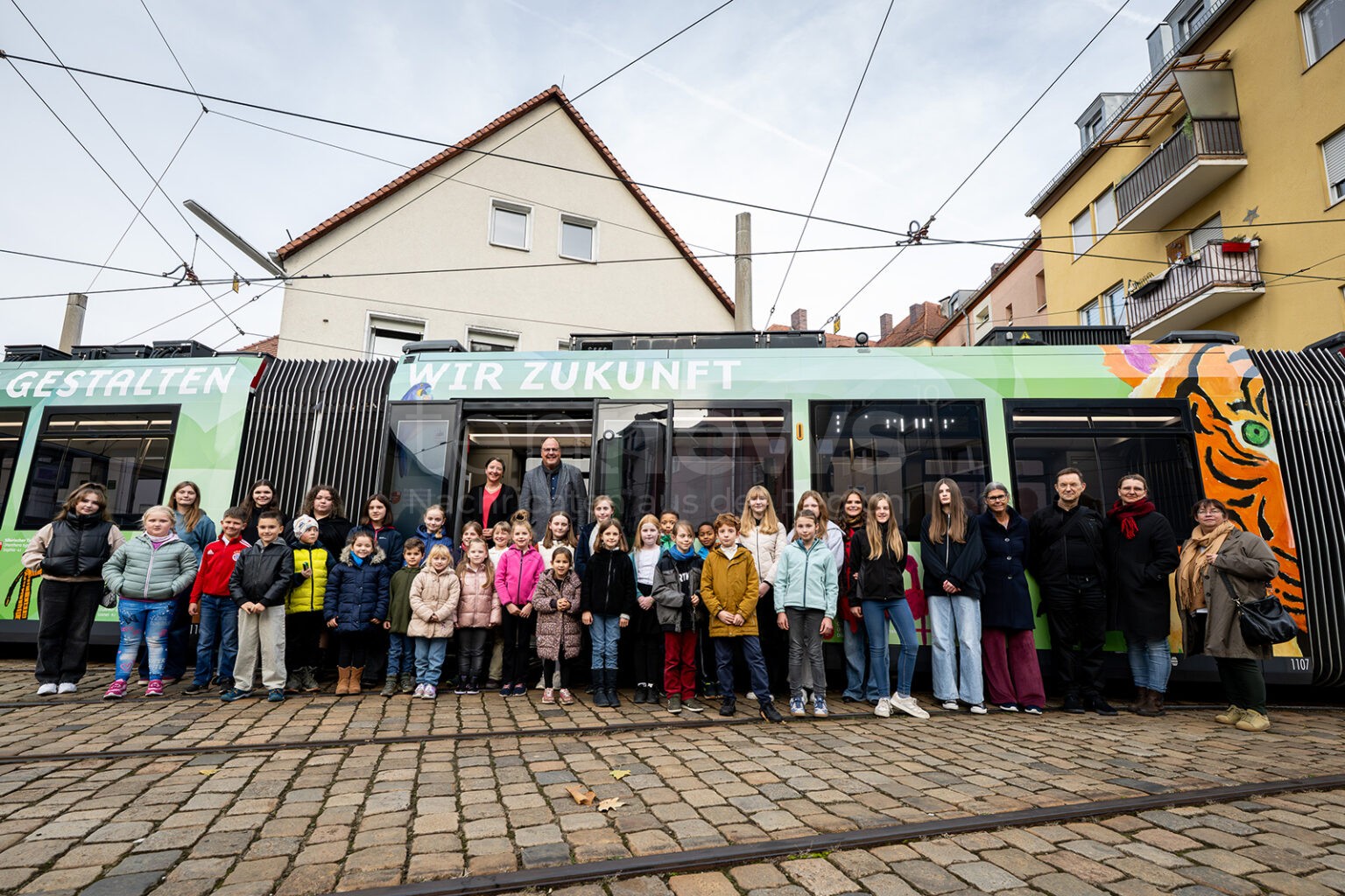 Bunte Botschaft auf Schienen: Neue Tiergartenstraßenbahn zeigt Kunstwerke von über 200 Kindern! - tennews NÜRNBERG - 🚋 Neue Tiergartenstraßenbahn am Freitag (31.10.2025) eingeweiht! Über 200 Kunstwerke von Kindern zeigen 17 gefährdete Tierarten! 🎨