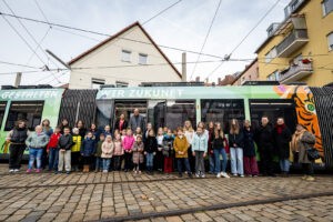 NÜRNBERG - 🚋 Neue Tiergartenstraßenbahn am Freitag (31.10.2025) eingeweiht! Über 200 Kunstwerke von Kindern zeigen 17 gefährdete Tierarten! 🎨