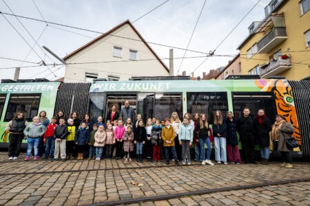 NÜRNBERG - 🚋 Neue Tiergartenstraßenbahn am Freitag (31.10.2025) eingeweiht! Über 200 Kunstwerke von Kindern zeigen 17 gefährdete Tierarten! 🎨
