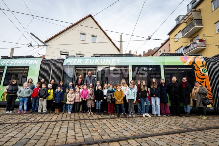 NÜRNBERG - 🚋 Neue Tiergartenstraßenbahn am Freitag (31.10.2025) eingeweiht! Über 200 Kunstwerke von Kindern zeigen 17 gefährdete Tierarten! 🎨