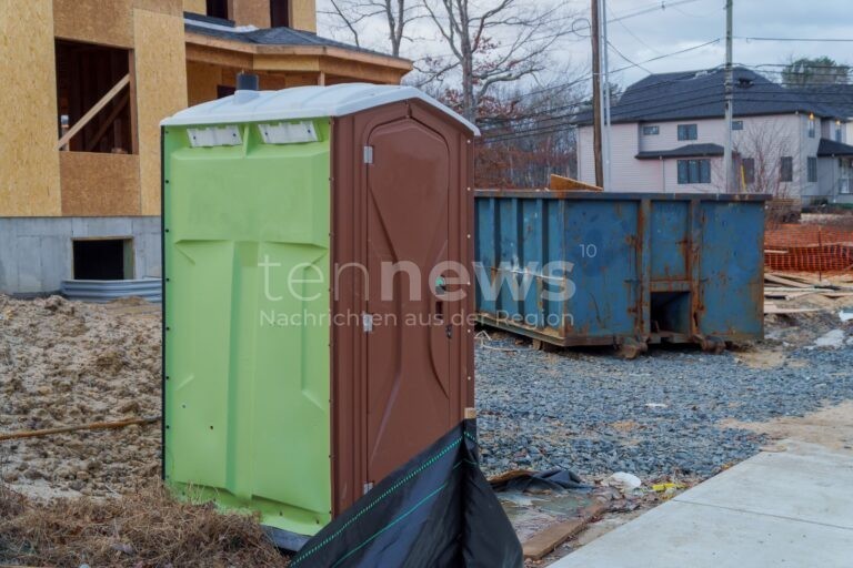 ROßBACH - 🔥 Brandlegung in der Halloween-Nacht am Freitag (31.10.2025) um 21:01 Uhr! Unbekannter zündet Dixi-Klo an - 1.000 Euro Schaden! 🚽