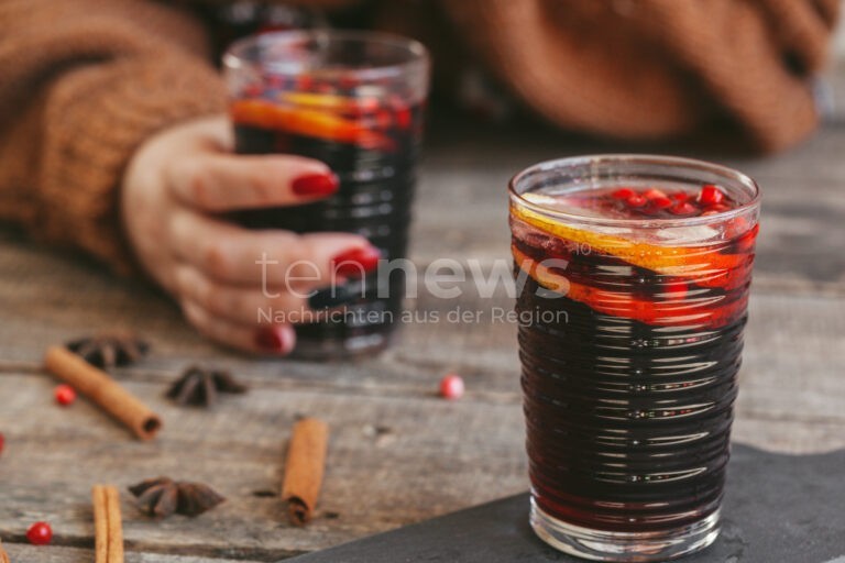 MÜNCHEN - 🍷 Verbraucherzentrale erklärt Glühwein-Gesetze! Strenge Regeln für Weihnachtsgetränke - QR-Code statt Etikett seit 2023! 🎄