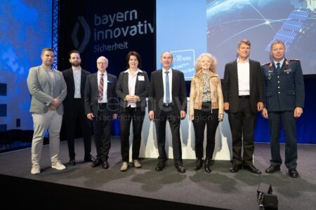 MÜNCHEN - 🚀 Bayern greift nach 35 Milliarden Euro für militärische Raumfahrt! TechHUB schafft neue Technologieplattform am Montag! 🛰️
