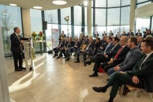 22 Millionen Euro fĂŒr Batterie-Revolution: Lichtenfels wird Zentrum fĂŒr Natrium-Ionen-Akkus - tennews LICHTENFELS - đ Revolution fĂŒr Batterien am Mittwoch (18.12.2025)! 22 Millionen Euro fĂŒr Natrium-Ionen-Akkus - Aiwanger feiert Meilenstein! âĄ