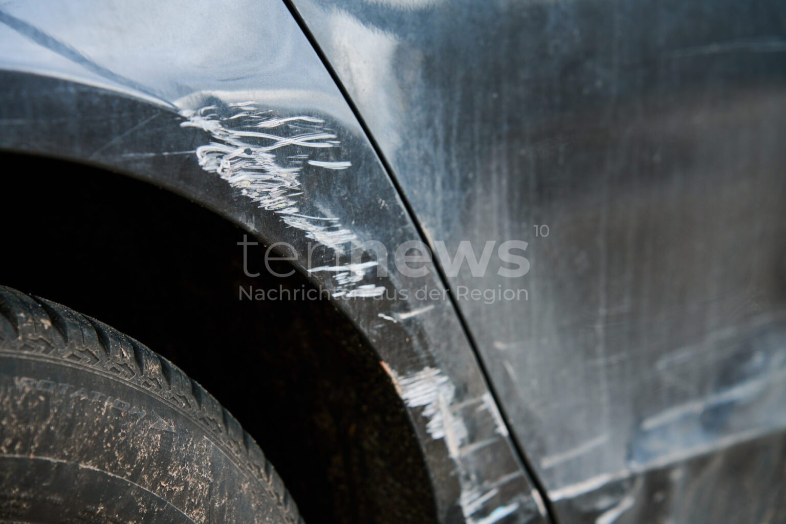 NEUBURG AN DER DONAU - 🚗 Unfallflucht am Dienstag (16.12.2025)! Unbekannter rammt Opel auf Parkplatz am Landratsamt - 2.000 Euro Schaden! 🚨