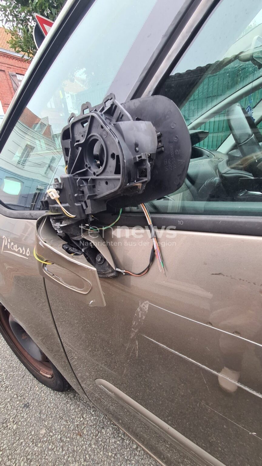 EICHSTÄTT - 🚗 Feige Unfallflucht am Samstag (20.12.2025)! Spiegel abgefahren und abgehauen - Zeuge beobachtet weißen Tiguan! 👁️