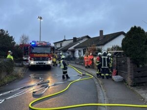 WELLHEIM - 🔥 Brand durch Selbstentzündung am Donnerstag (11.12.2025)! Kartons zu nah am Kachelofen - 30.000 Euro Schaden! 🚒