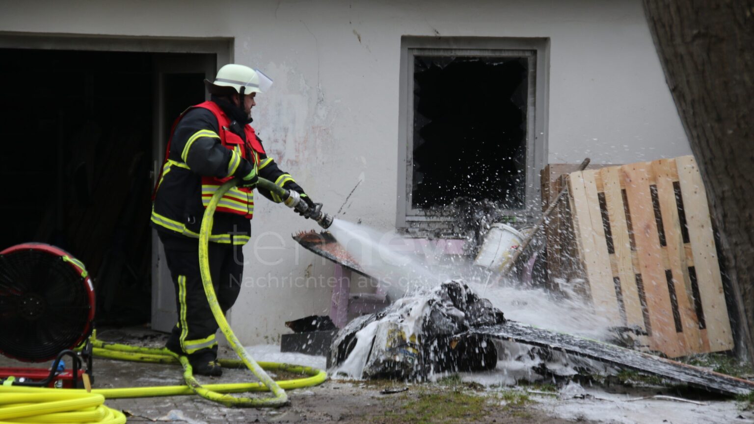 Elektroheizung entzündet sich selbst: Mitarbeiter entdeckt Rauch in Garage - tennews BAAR-EBENHAUSEN - 🔥 Brand durch Elektroheizung am Freitag (12.12.2025)! Technischer Defekt führt zur Selbstentzündung - 5.000 Euro Schaden! 🚒