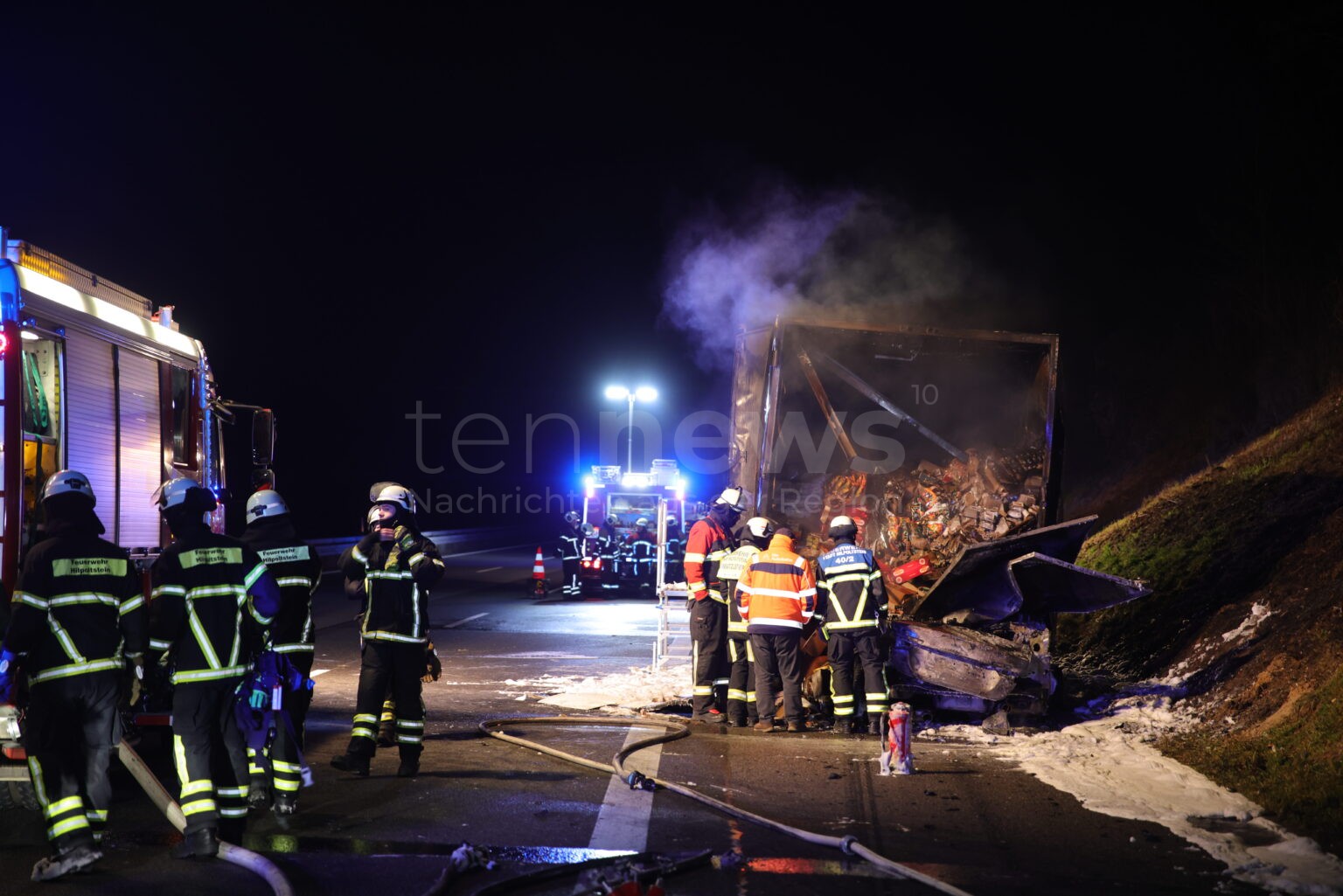 GREDING - 🔥 Horror-Unfall in der Nacht auf Dienstag (17.12.2025) auf A9! Mann verbrennt in Auto nach Crash mit Lastwagen - Polizisten kämpften vergeblich! 🚨