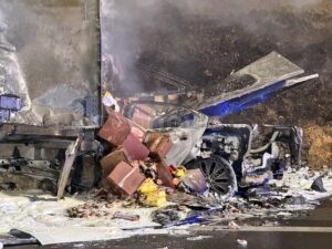 GREDING - 🔥 Horror-Unfall in der Nacht auf Dienstag (17.12.2025) auf A9! Mann verbrennt in Auto nach Crash mit Lastwagen - Polizisten kämpften vergeblich! 🚨