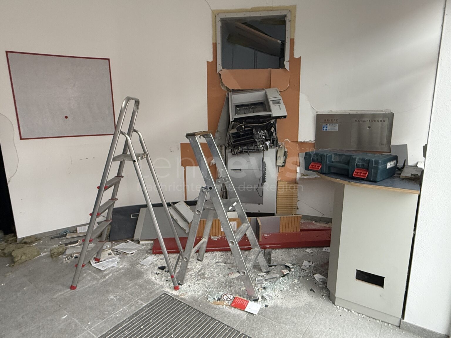 EHEKIRCHEN - 💥 Automaten-Sprenger am Montag (22.12.2025) geschnappt! Vier Niederländer sprengen Sparkasse und rasen im Alfa davon - SEK fasst sie! 🚔