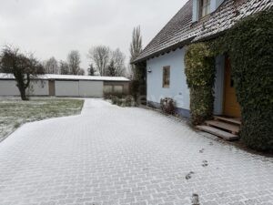 BAYERN - Schneefälle sorgen kurz vor Heiligabend in weiten Teilen Bayerns am Mittwoch (24.12.2025) für Hoffnung auf weiße Weihnachten. ❄️