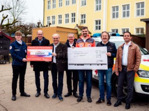 REICHERTSHOFEN - 💰 Großzügige Spende am Montag (15.12.2025)! Sparkasse und Apotheke geben 12.500 Euro für Helfer vor Ort Langenbruck! 🚑