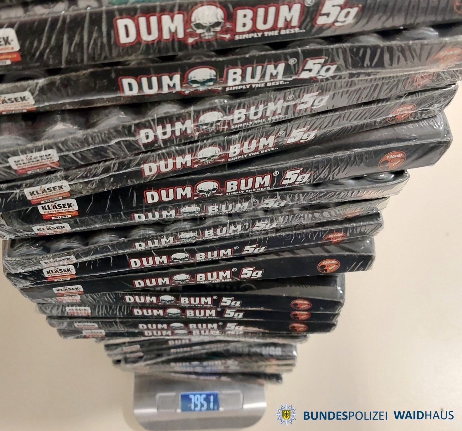 Böller-Razzia an der Grenze: Bundespolizei beschlagnahmt 18 Kilo verbotene Pyrotechnik! - tennews OBERPFALZ - 💥 Pyrotechnik-Razzia am Wochenende (13./14.12.2025)! Bundespolizei beschlagnahmt 18 Kilo verbotene Böller an Grenze! 🚔