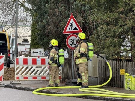 SCHROBENHAUSEN - ⚠️ Gasleitung bei Bauarbeiten am Montag (01.12.2025) beschädigt! Feuerwehr sperrt Bereich ab - keine Verletzten! 🚒