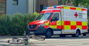 INGOLSTADT - 🚦 Lehrerin (48) am Samstag (27.12.2025) fährt bei Rot! Audi erfasst Radfahrerin (60) - Kunsthändlerin mit Prellungen ins Krankenhaus! 🚲