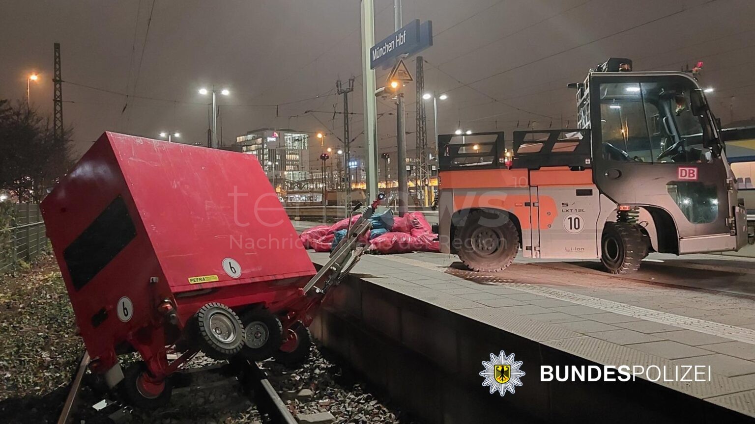 Chaos am Hauptbahnhof: Anhänger von Transportfahrzeug kippt ins Gleis - tennews MÜNCHEN - 🚂 Unfall am Hauptbahnhof am Donnerstag (11.12.2025)! DB-Mitarbeiter kippt mit Anhänger ins Gleis - Oberleitung geerdet! ⚡