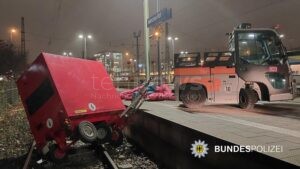 MÜNCHEN - 🚂 Unfall am Hauptbahnhof am Donnerstag (11.12.2025)! DB-Mitarbeiter kippt mit Anhänger ins Gleis - Oberleitung geerdet! ⚡