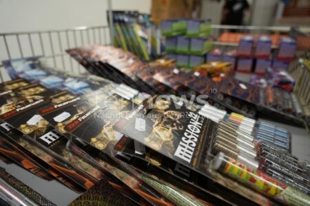 NEUBURG AN DER DONAU - 🎆 Jugendliche feuern am Dienstag (02.12.2025) Silvesterrakete auf Balkon! Sonnenschirm brennt - Täter flüchten! 🚨