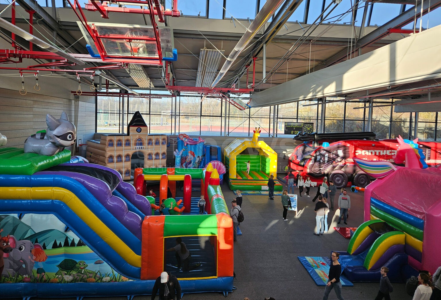 PFAFFENHOFEN AN DER ILM - 🏰 Hüpfburg-Paradies begeistert 3.500 Kinder! Sparkasse spendet 6.500 Euro - alle Plätze ausgebucht! 🎈