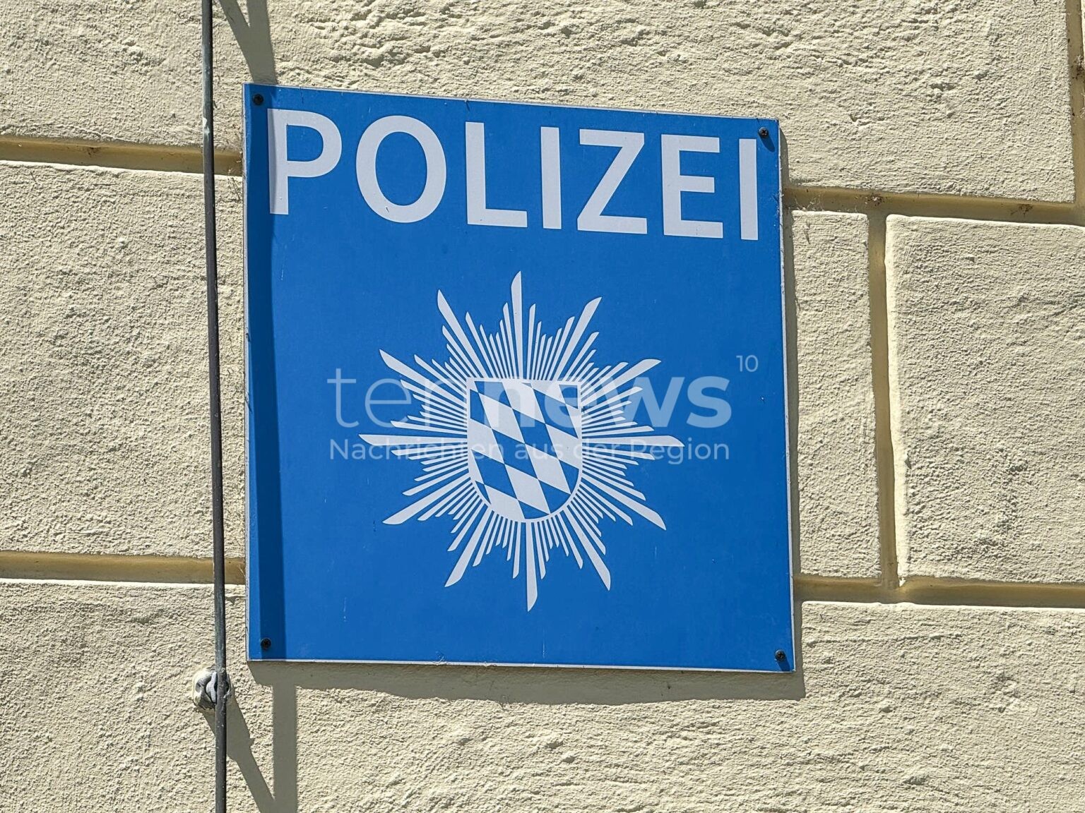 NEUBURG AN DER DONAU - 💼 Koffer-Alarm am Donnerstag (11.12.2025)! Sprengstoffhund zum Landratsamt - Mitarbeiterin hatte Gepäck vergessen! 🐕