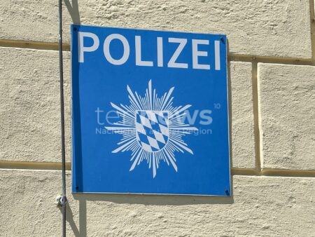 NEUBURG AN DER DONAU - 💼 Koffer-Alarm am Donnerstag (11.12.2025)! Sprengstoffhund zum Landratsamt - Mitarbeiterin hatte Gepäck vergessen! 🐕