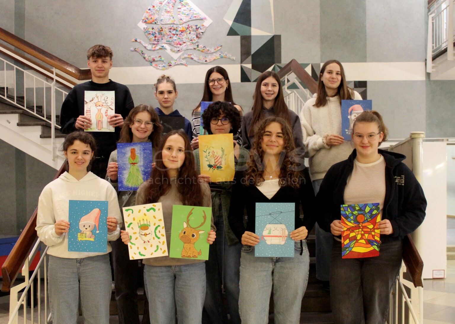 SCHROBENHAUSEN - 🎨 Schüler verwandeln Rathaus in Kunstwerk! 24 Adventsfenster erleuchten die Weihnachtszeit - Tradition begeistert! ✨