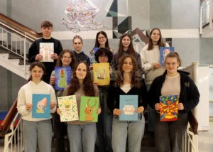 SCHROBENHAUSEN - 🎨 Schüler verwandeln Rathaus in Kunstwerk! 24 Adventsfenster erleuchten die Weihnachtszeit - Tradition begeistert! ✨