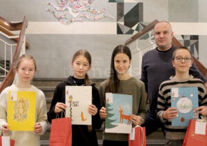 SCHROBENHAUSEN - 🎨 Schüler verwandeln Rathaus in Kunstwerk! 24 Adventsfenster erleuchten die Weihnachtszeit - Tradition begeistert! ✨
