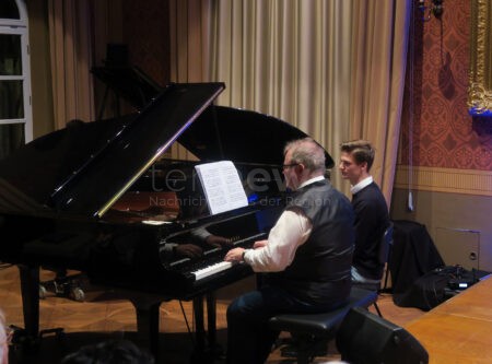 PFAFFENHOFEN AN DER ILM - 🎹 Weihnachtliches Klavier-Konzert am Freitag (19.12.2025)! Musikschüler spielen adventliche Stücke - Eintritt frei! 🎄